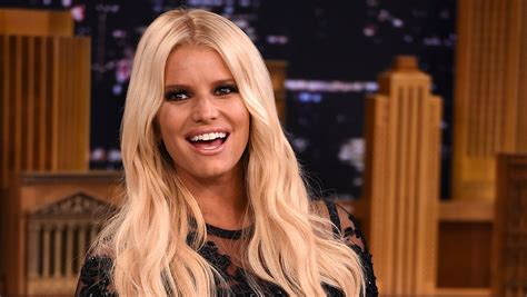 Jessica Simpson posts topless bikini photo to celebrate 37th。